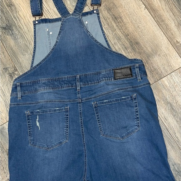 Frankie & Stella cuffed denim side button overall shorts. Women’s Plus 20W - Picture 2 of 3